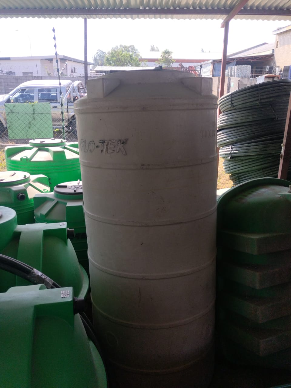 Flo-Tek 1000L vertical tanks